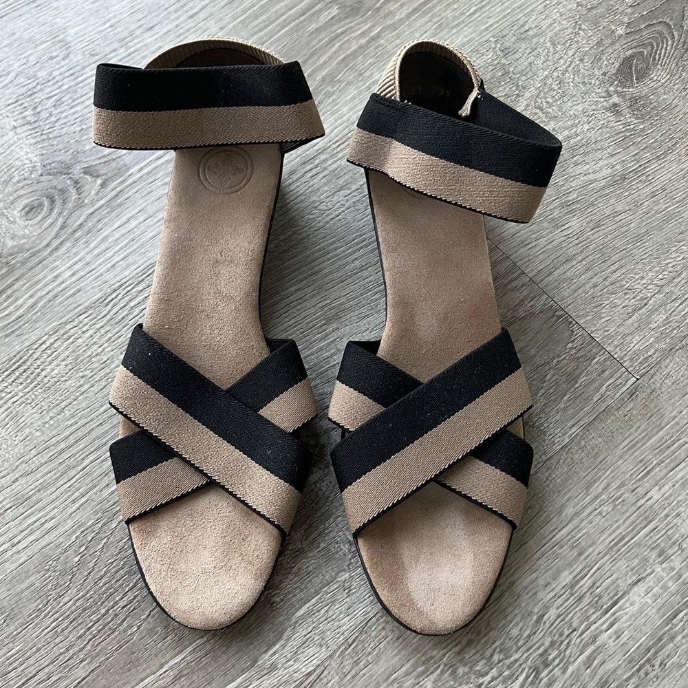 CHARLESTON SHOE COMPANY Black & Tan Wedge Sandals
